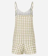 Conjunto de pijama short doll con blusa de tirantes finos ajustables, escote en V, detalle de encaje y botones. Short con cintura elástica. Estampado de cuadros vichy.