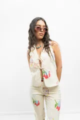 Chaleco tipo sastre con estampado a cuadros y flores, con escote en V y lazos para atar en la parte delantera.