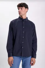 Camisa de hombre de micropana color azul marino, de manga larga con cuello abotonado y bolsillo en el pecho.