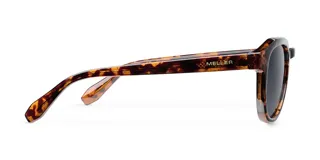 Lentes de sol redondos con montura carey y lentes negros polarizados. Fabricados con materiales bio-based G850 y patillas de propionato de celulosa. Protección UV400.