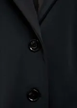 Blazer negro entallado con cuello de pico con solapa, bolsillo de ribete en el pecho, solapas con muesca, diseño recto, detalles fruncidos, dos bolsillos delanteros de ribete y solapa, cierre delantero con botones y forro interior.