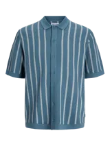 Polo de punto azul con rayas verticales blancas, cuello tipo camisa, cierre con botones y mangas cortas.