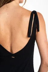 Vestido midi negro de viscosa con breteles finos y escote en V.