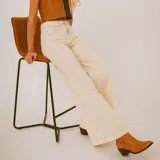 Pantalón wide leg color crudo, de tiro alto y corte holgado.