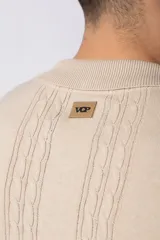 Camisa de tejido de punto color beige, con cuello tipo bowling, manga corta y corte relajado. Cierre frontal con botones.