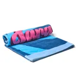 Toalla de playa con rayas horizontales en tonos celeste y azul, con inscripción "Young" en color rosa.