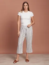 Pantalón capri de lino color blanco con rayas verticales azules y marrones, con cintura elástica ajustable con cordón.