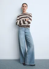 Pantalón de jean celeste de corte wide leg, tiro alto y cinco bolsillos.