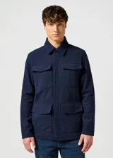 Campera Wrangler azul marino de paño con cuello clásico, cierre frontal con botones a presión, cuatro bolsillos frontales con solapa y puños con botón.