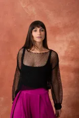 Sweater calado negro de manga larga con diseño de malla, ligero y versátil.