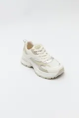 Zapatillas chunky color blanco y beige, con base robusta de 5,5 cm de altura.