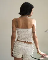 Short blanco con textura arrugada y volados en el ruedo.