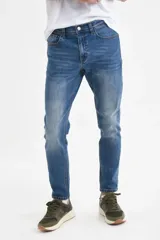 Pantalón de jean azul medio, corte slim fit.