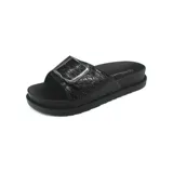 Sandalia de dama color negro con textura símil piel de serpiente y hebilla metálica plateada.