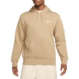 Buzo con capucha Nike Club Fleece color arena, con logo bordado en blanco en el pecho y bolsillo tipo canguro.