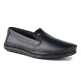 Zapato mocasín abierto de cuero color negro, con detalle de costuras a la vista y plantilla con sistema amortech en gel en la región del talón. Suela de caucho antideslizante.