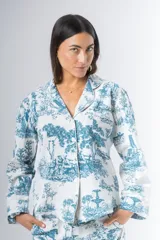 Pijama de algodón estampado, compuesto por una camisa de manga larga con botones y un pantalón recto con elástico en la cintura.