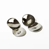 Aros colgantes plateados con forma irregular y superficie texturizada.