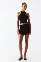 Short negro de viscosa con cintura ancha fruncida y drapeado lateral.