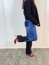 Pantalón de jean con diseño patchwork en diferentes tonos de azul y negro. Corte recto, tiro medio y sin lycra.