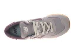 Championes New Balance modelo U574, color gris con detalles en blanco y logo "N" en color borgoña. Confeccionados en gamuza y malla, con tecnología Cordura y entresuela ENCAP.