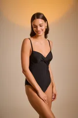 Malla entera negra con breteles finos y escote cruzado.