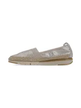 Slip-on plateado con textura de piel de serpiente, elástico lateral y suela de yute.
