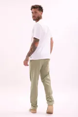 Remera blanca de manga corta con cuello redondo y un pequeño estampado minimalista en el pecho.