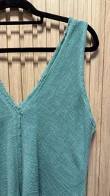 Musculosa color verde agua, con escote en V y terminaciones desflecadas.
