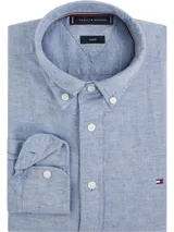 Camisa celeste de lino y algodón de Tommy Hilfiger, de corte slim, manga larga y cuello abotonado.