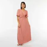 Vestido largo color rosa con cuello en V cruzado, mangas cortas con volados y cintura anudada.