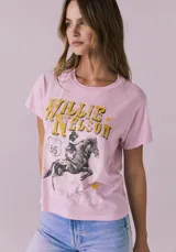 Camiseta rosa de manga corta y cuello redondo, con estampado vintage de Willie Nelson a caballo y logo de la Ruta 66.