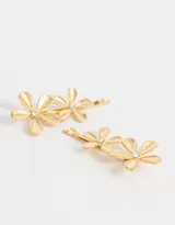 Set de dos horquillas doradas con apliques de flores y detalle de strass en el centro.