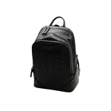 Mochila negra de lona revestida con monograma de la marca en toda la superficie. Tiene cierre bidireccional, asa superior reforzada, correas ajustables, dos compartimentos interiores (uno para tablet), bolsillo interior y exterior con cierre, y placa metálica con el nombre de la marca en la parte posterior.