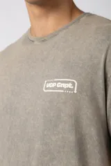 Remera gris oscuro con efecto gastado, de algodón peinado, con cuello redondo y estampado pequeño en el pecho.