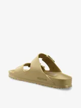 Sandalias Birkenstock Arizona, color dorado, fabricadas en goma EVA, con doble tira y hebillas ajustables.