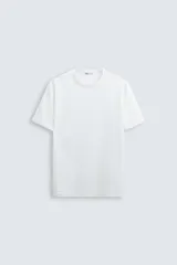 Camiseta blanca de corte recto, cuello redondo y mangas cortas.