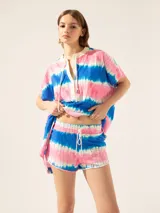 Short de flamé estampado en colores vibrantes, con elástico en la cintura.