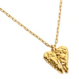 Collar corto de aleación de metales bañado en oro 18k con dije de alas texturadas.