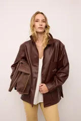 Chaquetón de cuero negro oversized, con corte recto y bolsillos delanteros. Presenta un bordado en los bolsillos inspirado en la costa atlántica.