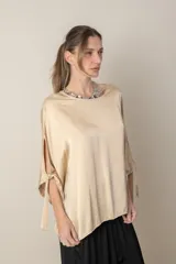 Blusa italiana holgada de color negro con cuello redondo y mangas 3/4 con detalle de lazos.