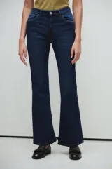 Pantalón de jeans azul oscuro, corte bootcut, tiro medio y calce slim desde la cintura hasta la rodilla.
