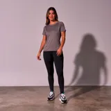 Remera deportiva gris con cuello redondo y mangas cortas.