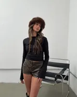 Top negro de mangas largas con escote en V y lazo ajustable en el cuello.