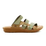 Sandalias bajas de cuero con tres tiras combinadas en tonos marrón, rojo y bordó. Ajuste con velcro en el tobillo y suela marrón. Marca Country Sand.