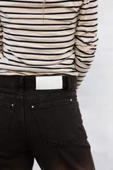 Jean de mujer de corte wide leg, color marrón oscuro con efecto degradado.