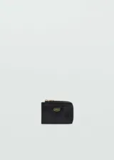 Monedero pequeño negro de efecto piel, con cierre de cremallera, bolsillo exterior y logo metálico dorado de la marca.