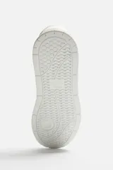 Zapatilla deportiva negra de estilo retro con suela de goma con volumen.