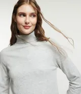 Polera marrón de punto con cuello alto y mangas largas.