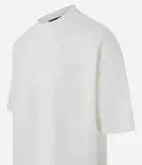 Remera marrón de poliéster y elastano con textura de pana, cuello redondo, manga corta y bordado centralizado de lettering minimalista.